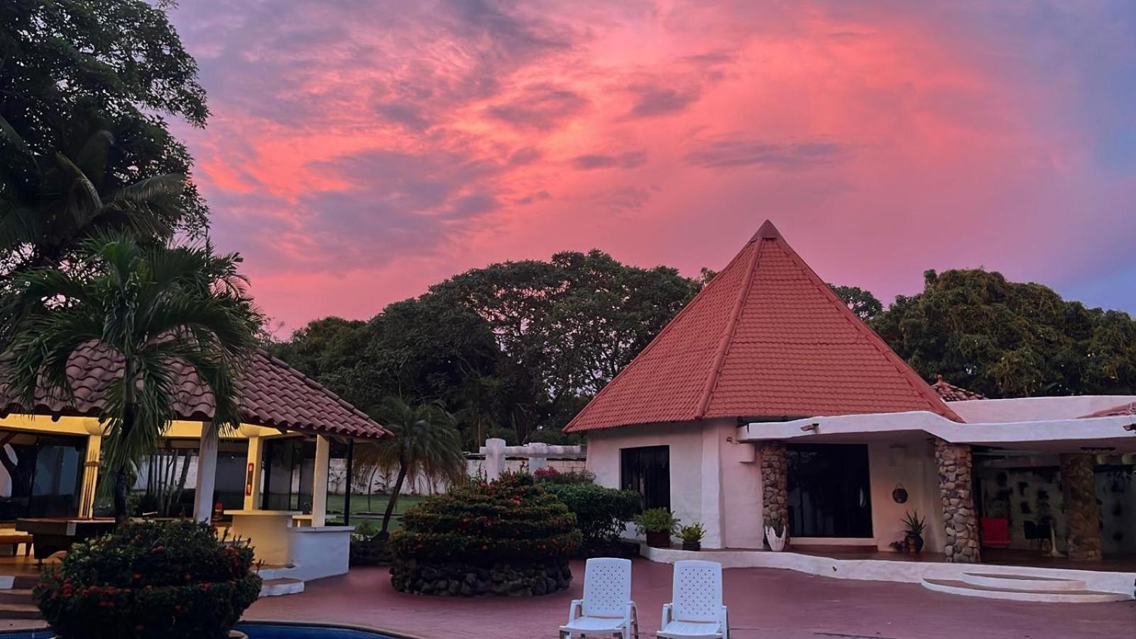 Mia Nueva Gorgona Hotel Ngoại thất bức ảnh